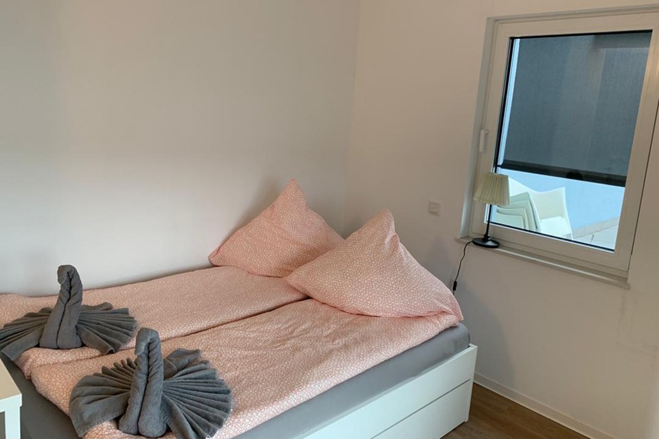 Frisch bezogenes Doppelbett im Apartmenthaus Düsseldorf