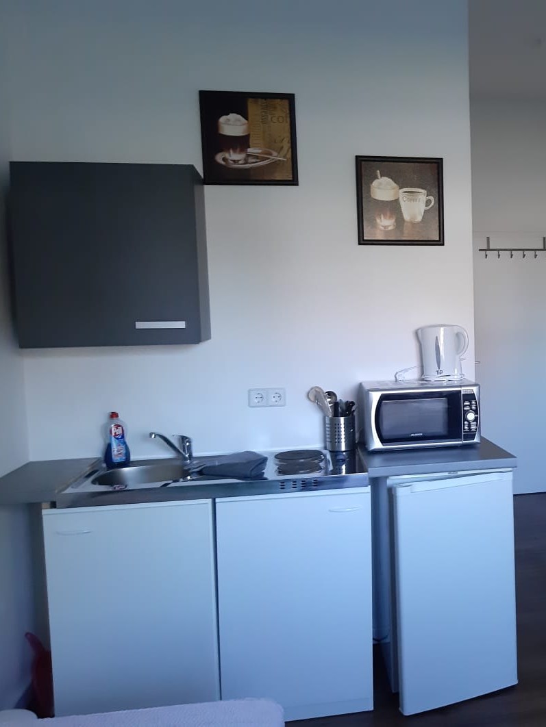 Kleiner Küchenzeilen-Kühlschrank der Monteurzimmer in Greifswald
