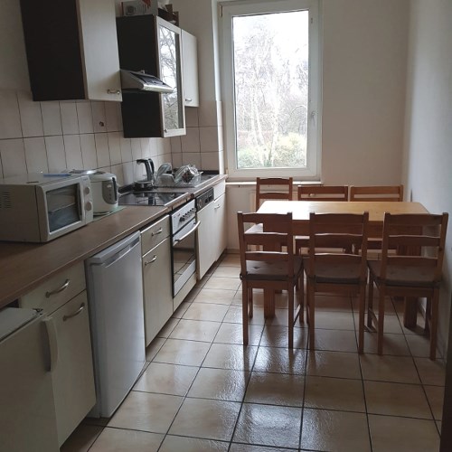 Küche mit Esstisch des Apartment Monteurzimmer Duisburg