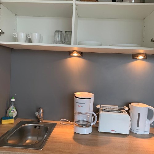 Küche mit Wasserkocher, Toaster und Kaffeemaschine im Apartmenthaus Düsseldorf