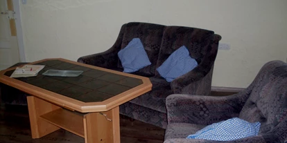 Monteurwohnung - Zimmertyp: Doppelzimmer - Baiersbronn - Couch im Monteurzimmer Nordschwarzwald -  Monteurwohnung Nordschwarzwald