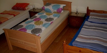 Monteurwohnung - Bettwäsche: Bettwäsche inklusive - Baiersbronn - Dreibettzimmer mit Einzelbetten im Nordschwarzwald -  Monteurwohnung Nordschwarzwald
