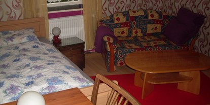 Monteurwohnung - Zimmertyp: Doppelzimmer - Dornstetten - Einzelbett, Couch und Couchtisch -  Monteurwohnung Nordschwarzwald