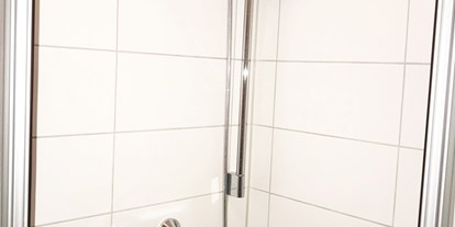 Monteurwohnung - Zimmertyp: Einzelzimmer - PLZ 23858 (Deutschland) - Kleines, modernisiertes Duschbad. - Apartment Lara Bad Schwartau