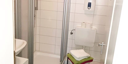 Monteurwohnung - Zimmertyp: Doppelzimmer - PLZ 23611 (Deutschland) - Kleines, modernisiertes Duschbad. - Apartment Lara Bad Schwartau