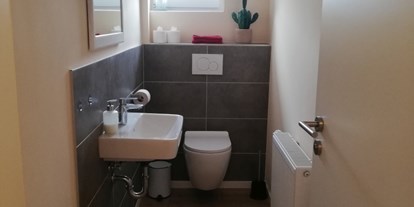 Monteurwohnung - Badezimmer: Gemeinschaftsbad - Franken - Gäste-WC in der Monteurwohnung Spessart-T-Raum in Triefenstein. - Spessart-T-Raum - Monteurzimmer
