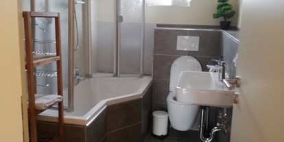Monteurwohnung - WLAN - PLZ 97852 (Deutschland) - Badezimmer mit Badewanne und Duschabtrennung im Monteurzimmer in Triefenstein. - Spessart-T-Raum - Monteurzimmer