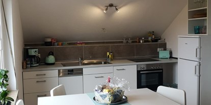 Monteurwohnung - Kühlschrank - PLZ 97941 (Deutschland) - Küche und Wohnbereich im Monteurzimmer Spessart-T-Raum in Triefenstein. - Spessart-T-Raum - Monteurzimmer