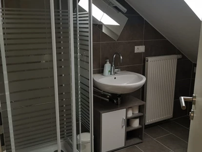 Monteurwohnung - Bettwäsche: Bettwäsche inklusive - PLZ 97842 (Deutschland) - Badezimmer  mit Dusche in der Monteurwohnung Spessart-T-Raum in Triefenstein. - Spessart-T-Raum - Monteurzimmer