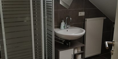 Monteurwohnung - Zimmertyp: Einzelzimmer - PLZ 97225 (Deutschland) - Badezimmer  mit Dusche in der Monteurwohnung Spessart-T-Raum in Triefenstein. - Spessart-T-Raum - Monteurzimmer