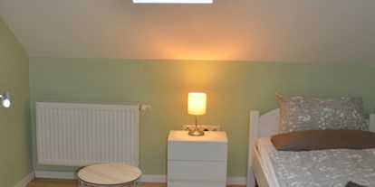 Monteurwohnung - PLZ 97280 (Deutschland) - Einzelzimmer mit Bett und Nachtschrank in der Monteurwohnung in Triefenstein. - Spessart-T-Raum - Monteurzimmer
