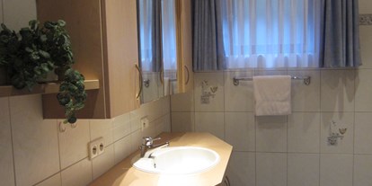 Monteurwohnung - Badezimmer: eigenes Bad - Loßburg Loßburg - Bad mit seperater Toilette - Ferienwohnung H. Pfeifle