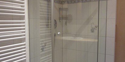 Monteurwohnung - Badezimmer: eigenes Bad - Loßburg Loßburg - Bad mit Dusche - Ferienwohnung H. Pfeifle