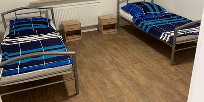 Monteurwohnung - Badezimmer: eigenes Bad - Mannheim Käferthal - Schlafzimmer mit Einzelbetten der Monteurunterkunft in Worms - Haus Gamster