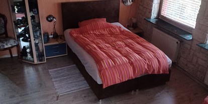 Monteurwohnung - Wismar - Dachwohnung mit Raucherterasse
grosse Schlafzimmer
20 qm
1 doppel Bett
1 singel Bett - Reinhard Hemme