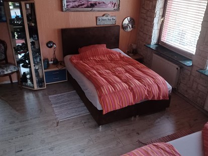 Monteurwohnung - Ostseeküste - Dachwohnung mit Raucherterasse
grosse Schlafzimmer
20 qm
1 doppel Bett
1 singel Bett - Reinhard Hemme