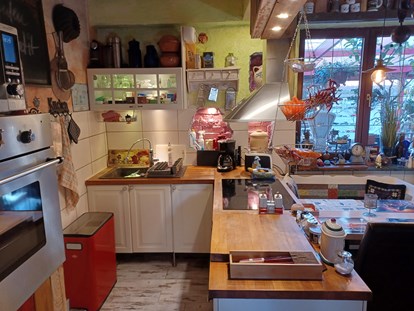 Monteurwohnung - Küche: eigene Küche - Blowatz - Wintergartenwohnung mit Küche und Esstisch - Reinhard Hemme