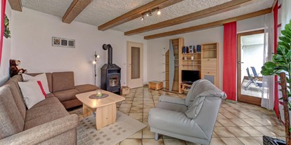 Monteurwohnung - Küche: eigene Küche - Osterhofen - Gemütliches Wohnzimmer mit Kaminofen - Ferienhaus zur Weinlaube 