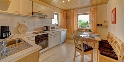 Monteurwohnung - Zimmertyp: Doppelzimmer - PLZ 94571 (Deutschland) - Voll ausgestattete Küche mit Essplatz - Ferienhaus zur Weinlaube 