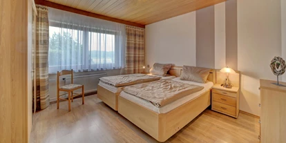 Monteurwohnung - Kühlschrank - PLZ 94571 (Deutschland) - Zweibettschlafzimmer mit Insektennetz und Rollos - Ferienhaus zur Weinlaube 