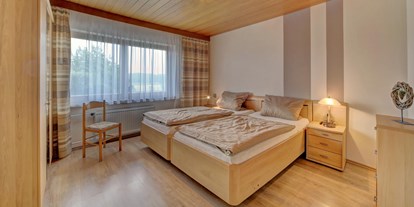 Monteurwohnung - Küche: eigene Küche - Osterhofen - Zweibettschlafzimmer mit Insektennetz und Rollos - Ferienhaus zur Weinlaube 