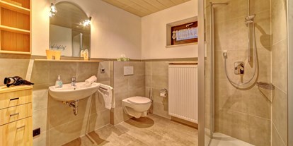 Monteurwohnung - Bettwäsche: Bettwäsche inklusive - Grattersdorf - Modernes Bad mit Dusche, WC und Föhn - Ferienhaus zur Weinlaube 