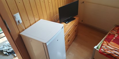 Monteurwohnung - Frümsen - Kühlschrank und Fernseher - Haus Bofel 5