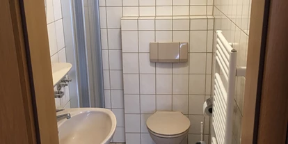 Monteurwohnung - Badezimmer: eigenes Bad - Emmingen-Liptingen - Das Bad - Restaurant Engel Tuttlingen Einzelzimmer und 5-7 Personen 100qm Wohnung