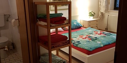 Monteurwohnung - Bettwäsche: Bettwäsche inklusive - Rottendorf Altort - Schlafzimmer 1
mit Dusche und WC - Mein Franken Haus