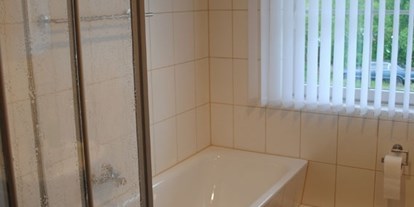 Monteurwohnung - Küche: Gemeinschaftsküche - PLZ 14612 (Deutschland) - Badezimmer und WC mit Duschkabine und Badewanne des Monteurzimmer Havelland - Monteurzimmer Havelland