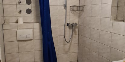 Monteurwohnung - Badezimmer: eigenes Bad - Weilmünster - modernes Badezimmer - FeWo "Taunusgast"