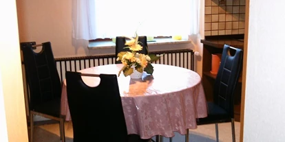 Monteurwohnung - Zimmertyp: Einzelzimmer - Lichtenau (Paderborn) - Esstisch in der Küche -  Ferienwohnung Marienplatz