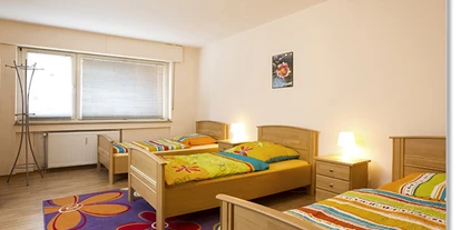 Monteurwohnung - Kühlschrank - PLZ 51519 (Deutschland) - Schlafzimmer 2 - Apartment 3, vollausgestattete Wohnung für 4 - 6 Personen