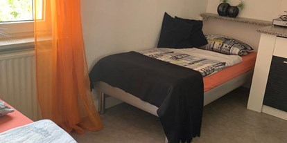 Monteurwohnung - Bettwäsche: Bettwäsche inklusive - Niedererbach - " Bettzimmer mit Kochnische und eigenes Bad - Monteur Ferienhaus 