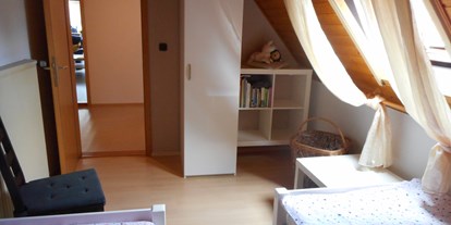 Monteurwohnung - Küche: eigene Küche - Spalt - Schlafzimmer mit 2 getrennten Betten - Ferienwohnung für Monteure/Arbeiter Weidhausser Gunzenhausen