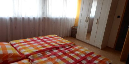 Monteurwohnung - Kühlschrank - Spalt - Schlafzimmer mit Doppelbett - Ferienwohnung für Monteure/Arbeiter Weidhausser Gunzenhausen