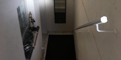 Monteurwohnung - Badezimmer: eigenes Bad - PLZ 51427 (Deutschland) - Eingangsinnentreppe - Hannelore Knips