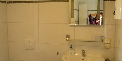 Monteurwohnung - Badezimmer: eigenes Bad - Großheringen - Monteurzimmer/Wohnung