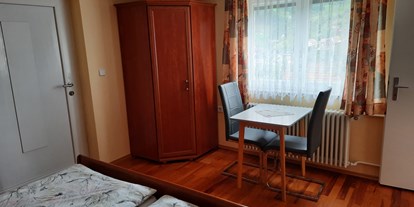 Monteurwohnung - Kühlschrank - PLZ 77652 (Deutschland) - Kleine Wohnung:
Schlafzimmer - Haus am Schroffen