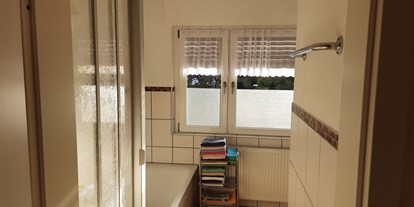 Monteurwohnung - Waschmaschine - Bühlertal - Große Wohnung:
Bad mit Dusche, Badewanne,Waschtisch und WC - Haus am Schroffen