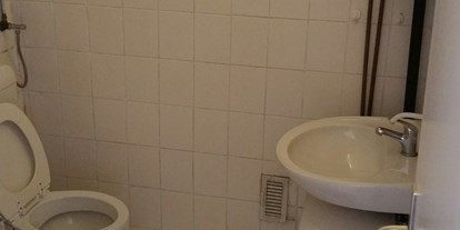Monteurwohnung - Badezimmer: eigenes Bad - Pattensen - Duschbad, Handwaschbecken und WC - Apartment 53 in der  7. Etage
