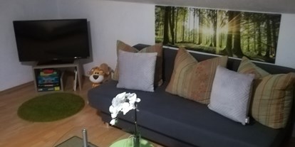 Monteurwohnung - Hund erlaubt - Saulgrub - Wohnzimmer mit Couch und Fernseher - Horst