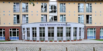 Monteurwohnung - WLAN - Brandenburg - Außenansicht - Hotel & Restaurant Am Schlosspark