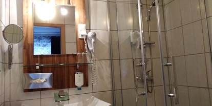 Monteurwohnung - WLAN - Bad Dürkheim - Bad mit Dusche, WC und Handwaschbecken - Moderne Monteurunterkunft mit Highspeed Internet