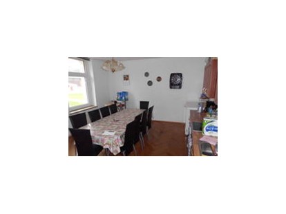 Monteurwohnung - Küche: Gemeinschaftsküche - PLZ 06317 (Deutschland) - unsere große und gut ausgestattete Küche ,mit Dart möglichkeiten, wird auch sehr gerne Sylvester für Party u.s.w. gebucht - Pension Riel