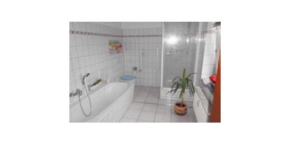 Monteurwohnung - PLZ 06114 (Deutschland) - Badezimmer mit Fenster - Pension Riel