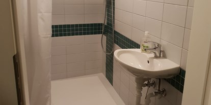 Monteurwohnung - Badezimmer: Gemeinschaftsbad - Dörrenbach - neu sanierte Badezimmer  - Gut gelegene Monteurunterkunft direkt an der A65 zwischen Karlsruhe und Landau