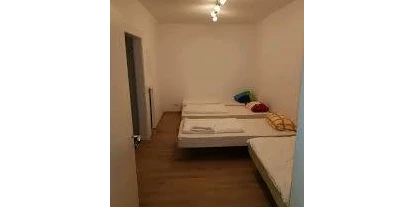 Monteurwohnung - Kühlschrank - PLZ 56346 (Deutschland) - Eines der 2 Mehrraum Wohnungen mit Betten bis zu 7 Personen, für Gruppen oder größere Familien - Ferienwohnung und Monteurzimmer D. Peter im Rheingau Taunus 