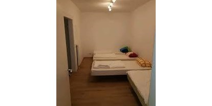 Monteurwohnung - Zimmertyp: Mehrbettzimmer - Eines der 2 Mehrraum Wohnungen mit Betten bis zu 7 Personen, für Gruppen oder größere Familien - Ferienwohnung und Monteurzimmer D. Peter im Rheingau Taunus 