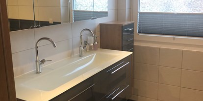 Monteurwohnung - Badezimmer: Gemeinschaftsbad - Ostfriesland - Bad, Erdgeschoß - Hans Neemann